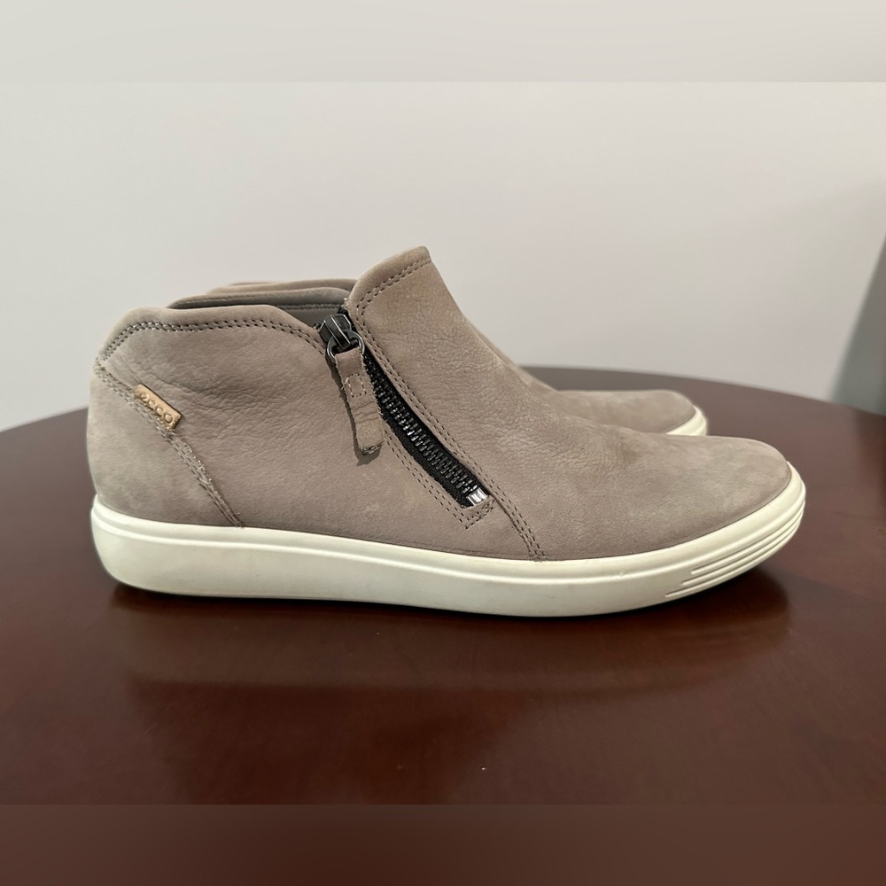 Ecco Women’s Soft 7 Zip Bootie Sneackers
